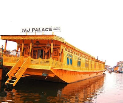 https://imgcld.yatra.com/ytimages/image/upload/t_hotel_yatra_city_desktop/v1434103201/Domestic Hotels/Hotels_Srinagar/Taj Palace Houseboat/Overview1.jpg